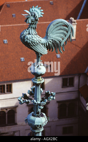 Hahn auf einem Höhepunkt am Veitsdom, Prag, Tschechische Republik. Stockfoto