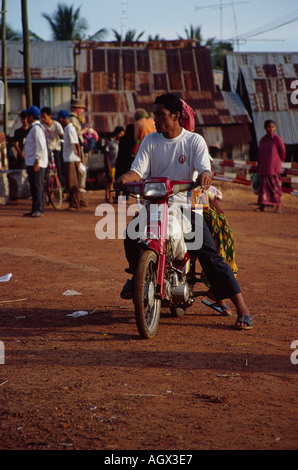 Paar am Moped in einem Dorf zwischen Phnom Bokor und Kompong Som Kambodscha Stockfoto