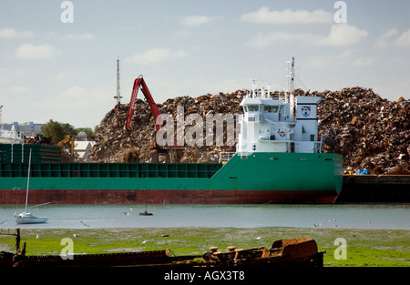 Laden Stahlschrott in ein Schiff am Kai in Southampton, England Stockfoto