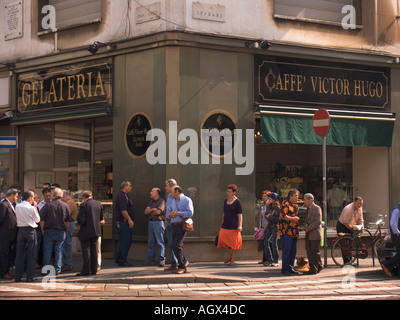 Männer versammeln sich für Sonntag Morgen Gespräch vor Cafe Victor Hugo auf Via Speronari in Mailand Italien Stockfoto