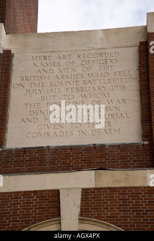 Inschrift an der Thiepval-Denkmal zum Gedenken an die anglo-französischen Offensive von 1916 an der Somme, Picardie, Frankreich Stockfoto