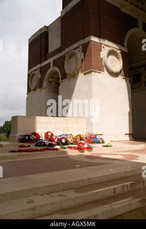 Kränze niedergelegt bei Thiepval-Denkmal zum Gedenken an die anglo-französischen Offensive von 1916 an der Somme, Picardie, Frankreich Stockfoto