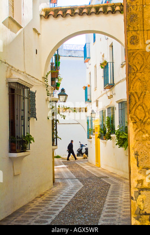 Gasse mit Mann zu Fuß in Cordoba Spanien Stockfoto