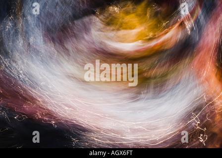 Abstraktes Bild des Herbstes lässt in einem Fluss-Whirlpool in rot- und Gelbtöne Stockfoto