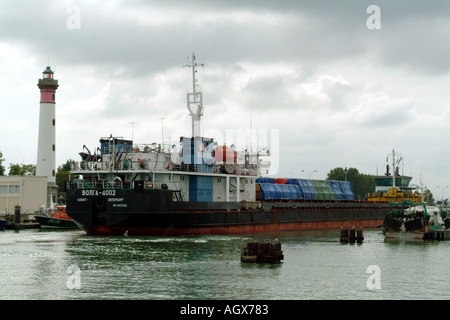 Russische Rivership Volga 4002 betritt Schleuse in Quistreham in der Nähe von Caen Nordfrankreich im Besitz Onega Shipping Company Sankt Petersburg Stockfoto