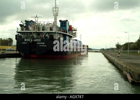 Russische Rivership Volga 4002 betritt Schleuse in Quistreham in der Nähe von Caen Nordfrankreich im Besitz Onega Shipping Company Sankt Petersburg Stockfoto