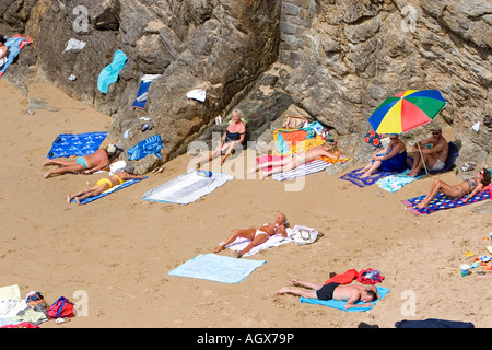 Menschen nehmen Sie ein Sonnenbad am Strand von Saint Malo in der Bretagne Nordwesten Frankreichs Stockfoto