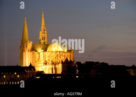 Die Kathedrale unserer lieben Frau von Chartres nachts in Chartres in der Region Centre Frankreich Stockfoto