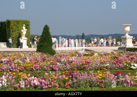 Touristen besuchen die formalen Gärten das Schloss Versailles in Versailles im Département Yvelines Frankreich Stockfoto