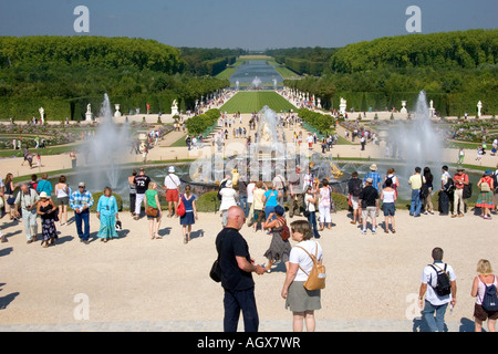 Touristen besuchen die formalen Gärten im Palast von Versailles in Versailles im Département Yvelines Frankreich Stockfoto