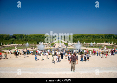 Touristen besuchen die formalen Gärten im Palast von Versailles in Versailles im Département Yvelines Frankreich Stockfoto