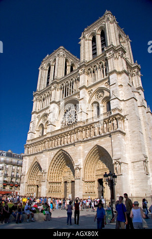Besucher an der Kathedrale Notre Dame in Paris Frankreich Stockfoto