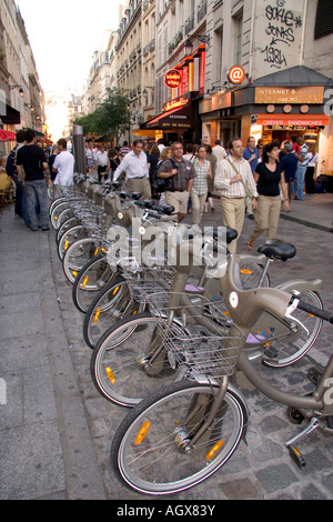 Ein Rack mit Leihfahrrädern, die ein Teil des Versandverfahrens Velib Bike in Paris Frankreich Stockfoto