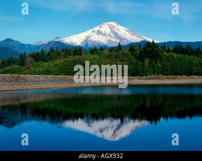 Mount Baker in Washington spiegelt sich in einem kleinen Stausee südlich von den massiven vergletscherten Gipfel Stockfoto
