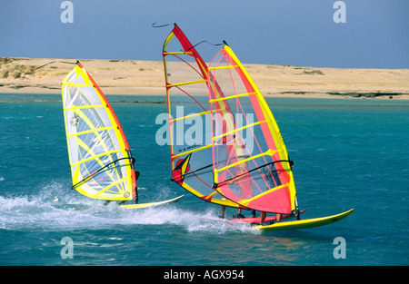 Drei Erwachsenen Windsurfer Segeln zusammen in einer engen Formation schnell Gruppe am Roten Meer im Moon Beach Resort, Ras Sudr, Ägypten Stockfoto