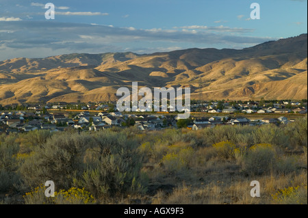 Columbia Dorf Unterteilung bei Sonnenuntergang mit Ausläufern und Beifuß Boise City Ada County Idaho USA Stockfoto