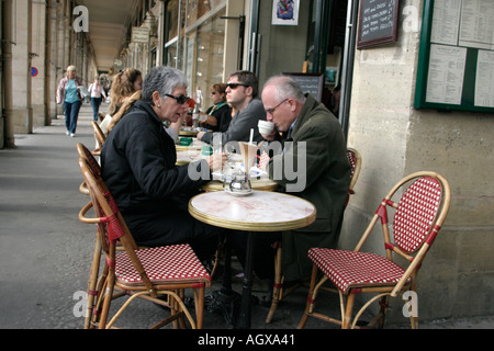 Vor einem Café unter den Bögen der Rue de Rivoli-Paris Frankreich Stockfoto