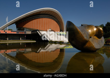 Berlin. Haus der Kulturen der Welt mit Skulptur von Henry Moore. Stockfoto