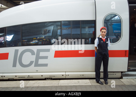 Begleiter steht neben deutschen Intercity ICE Hochgeschwindigkeitszüge am Bahnhof München Bayern Deutschland Stockfoto