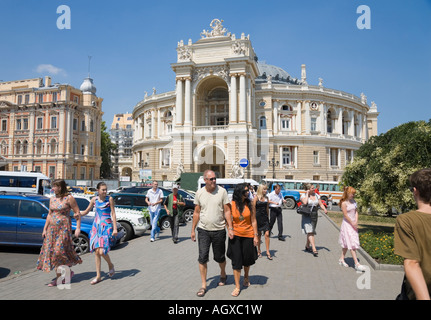 Fußgänger zu Fuß vor dem Opernhaus in Odessa / Ukraine Stockfoto