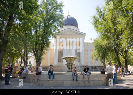 Fußgänger genießen das Wetter im Sommer vor der Spaso Preobraschenskij Kathedrale in Odessa / Ukraine Stockfoto