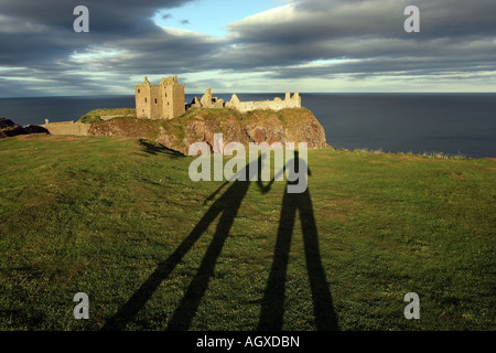 Schatten eines Paares vor Dunnottar Castle auf einem Felsvorsprung über der Nordsee in der Nähe von Stonehaven, Aberdeenshire, Schottland Stockfoto