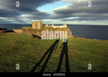 Schatten eines Paares vor Dunnottar Castle auf einem Felsvorsprung über der Nordsee in der Nähe von Stonehaven, Aberdeenshire, Schottland Stockfoto