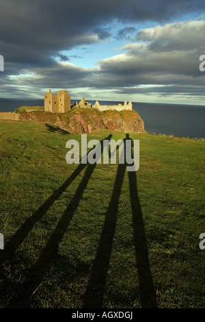 Schatten eines Paares vor Dunnottar Castle auf einem Felsvorsprung über der Nordsee in der Nähe von Stonehaven, Aberdeenshire, Schottland Stockfoto