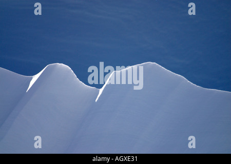 Wind geblasen Schneegrat Stockfoto