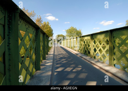 Weltkrieg zwei einspurigen Metallbrücke über Fluss Indre, in der Nähe von Saché, Touraine, Frankreich. Stockfoto