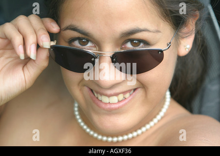 Porträt einer lächelnden jungen Frau mit Sonnenbrille Stockfoto