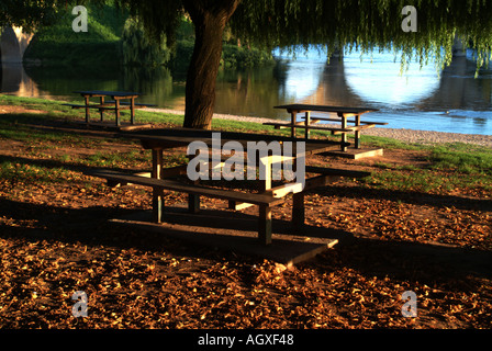 Picknick-Tischen bei Limeuil Dordogne Frankreich Stockfoto