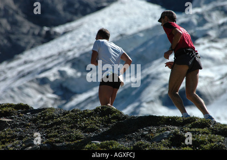 Juingfrau Marathon Läufer Bergrennen, Läufer auf der Moräne in der Nähe von Ziellinie auf der kleinen Scheidegg, Berner Alpen der Schweiz Stockfoto