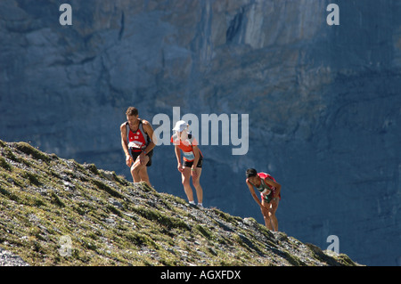 Juingfrau Marathon Läufer Bergrennen, Läufer auf der Moräne in der Nähe von Ziellinie auf der kleinen Scheidegg, Berner Alpen der Schweiz Stockfoto