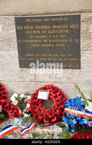 Kränze in Ulster Turm Denkmal zum Gedenken an die 36. Ulster Division Angriff an der Somme im Juli 1916, Frankreich Stockfoto