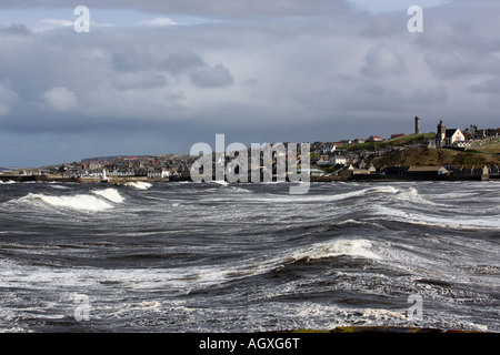 Die schottische Fischerei Stadt von Macduff, Aberdeenshire, UK, über die Bucht von Banff Hafen gesehen. Stockfoto