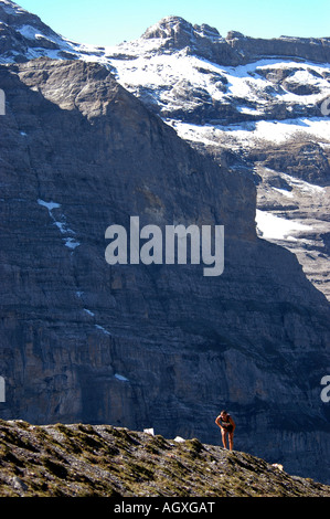 Juingfrau Marathon Läufer Bergrennen, Läufer auf der Moräne in der Nähe von Ziellinie auf der kleinen Scheidegg, Berner Alpen der Schweiz Stockfoto