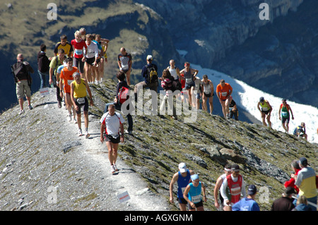 Juingfrau Marathon Läufer Bergrennen, Läufer auf der Moräne in der Nähe von Ziellinie auf der kleinen Scheidegg, Berner Alpen der Schweiz Stockfoto