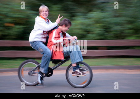 zwei jungen auf einem bmx Fahrrad zusammen Stockfoto