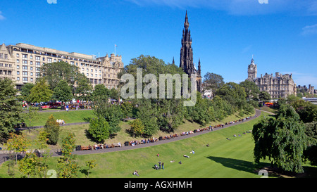 Gesamtansicht der Princes Street Gardens East von der Esplanade vor der National Galleries mit Sir Walter Scott monument Stockfoto