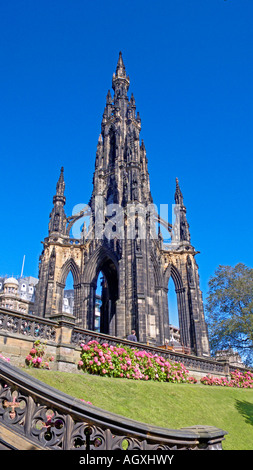 Blick auf das Sir Walter Scott Monument in Princes Street Gardens-Edinburgh Stockfoto