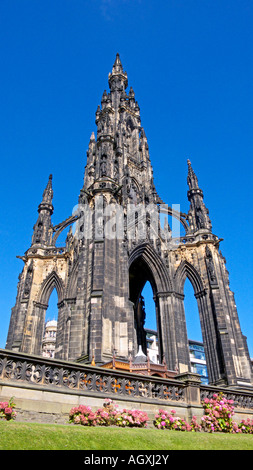 Blick auf das Sir Walter Scott Monument in Princes Street Gardens-Edinburgh Stockfoto