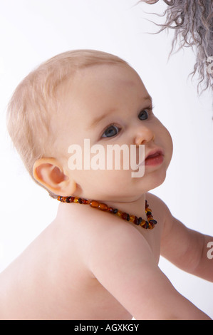 Baby mit grauem Schaffell Teppich Stockfoto