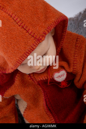 Baby in bunten Wollsachen Stockfoto