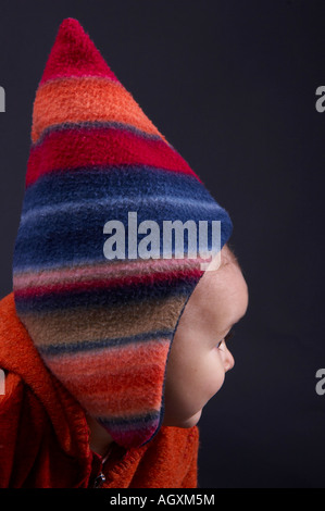 Baby in bunten Wollsachen Stockfoto