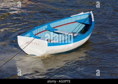 Blaue und weiße Ruderboot am Liegeplatz im Hafen von Puerto Viejo de Algorta baskischen Land Spanien Stockfoto