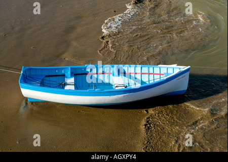 Blaue und weiße Ruderboot am Liegeplatz im Hafen von Puerto Viejo de Algorta baskischen Land Spanien Stockfoto