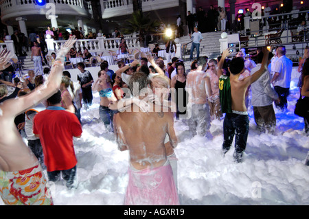 Jugendlichen am Schaum party im Nachtclub Halikarnas Bodrum, Türkei Stockfoto