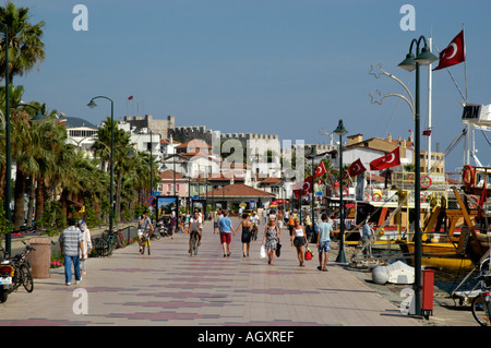 Menschen Flanieren entlang der Uferpromenade promenade Marmaris Türkei Stockfoto