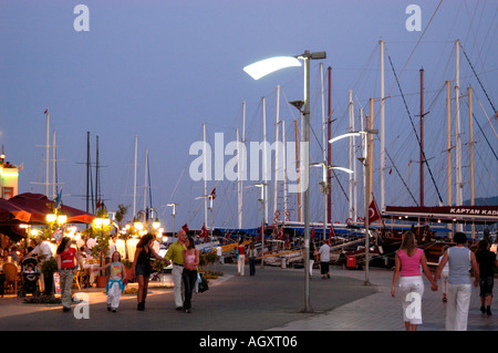 Menschen Flanieren entlang der Uferpromenade promenade Marmaris Türkei Stockfoto